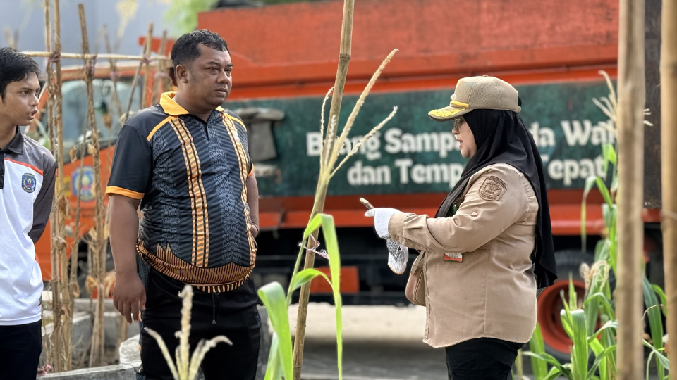 Kolaborasi GESIT Kelurahan Tanjung Laut, Polsek Bontang Selatan, dan SMA IT DHBS, Wujudkan Lingkungan Bersih dan Peduli Sampah